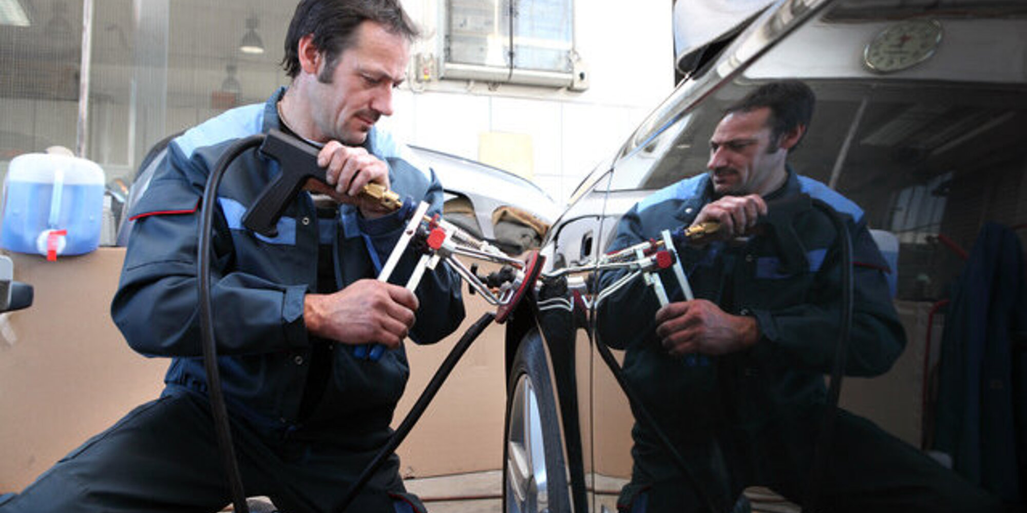 Die Spot-Repair bzw. Smart Repair-Technik sorgt ohne aufwendigen Abbau der Teile für eine Kostenersparnis von bis zu 80%. Smart Repair eignet sich für kleinere Schäden und damit auch hervorragend für die Aufbereitung Ihres Fahrzeugs für eine stressfreie Leasing-Rückgabe.