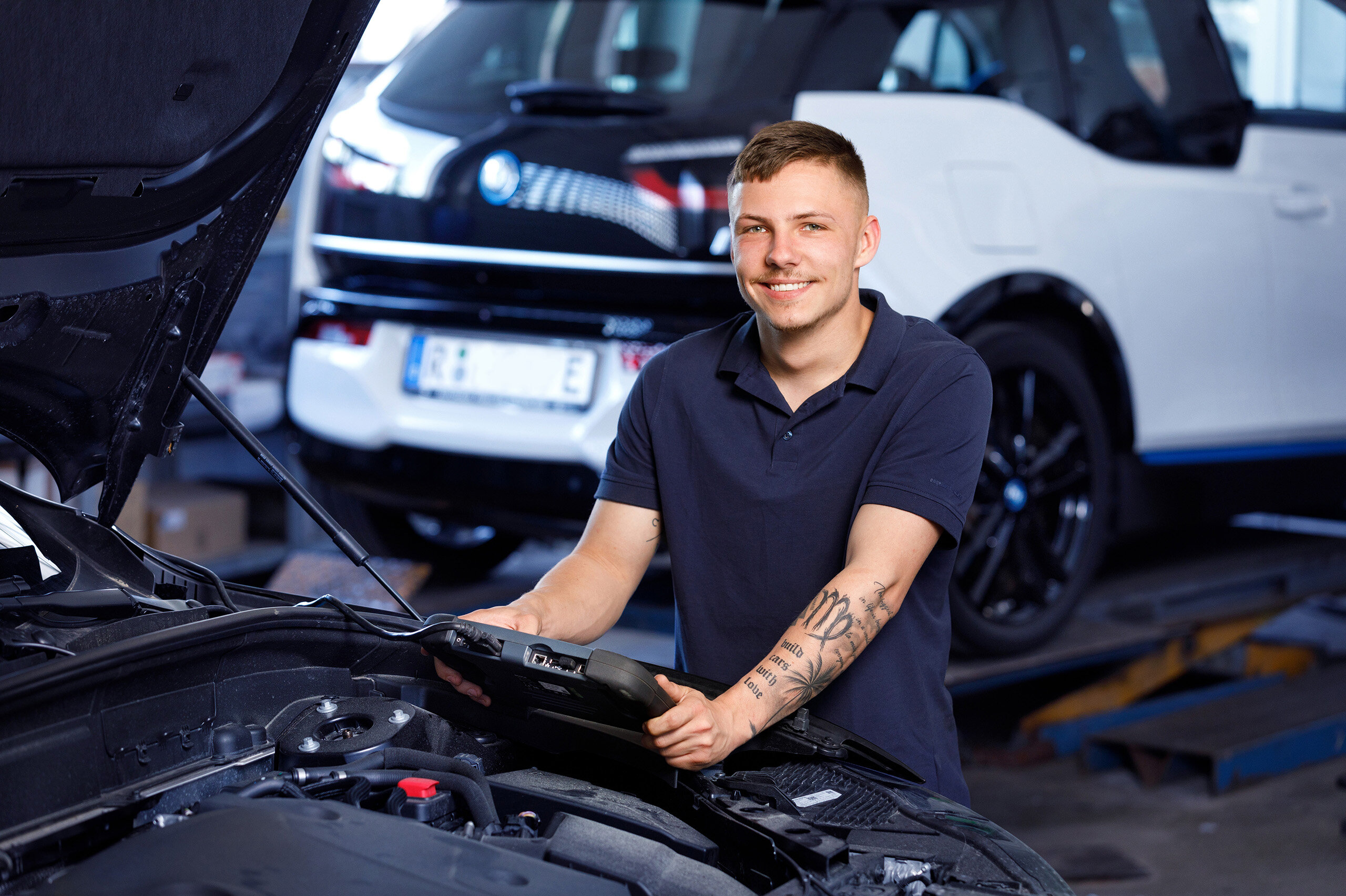 Kfz-Mechatroniker Vincent Schmits hat bereits die Ausbildung bei Autoservice Steinbauer absolviert und arbeitet im Team Kfz Service & Wartung.